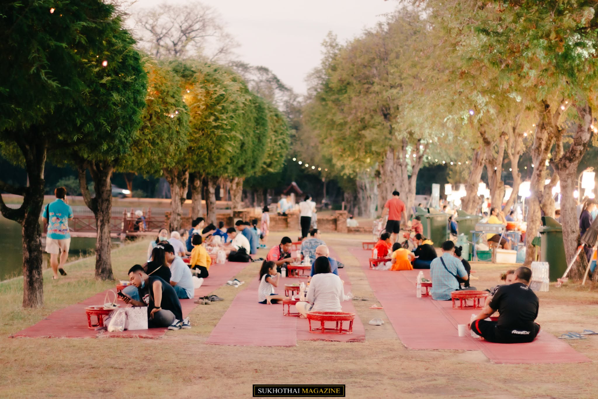 Tha Nam Rap Sadet evening market — atmosphere and local produce