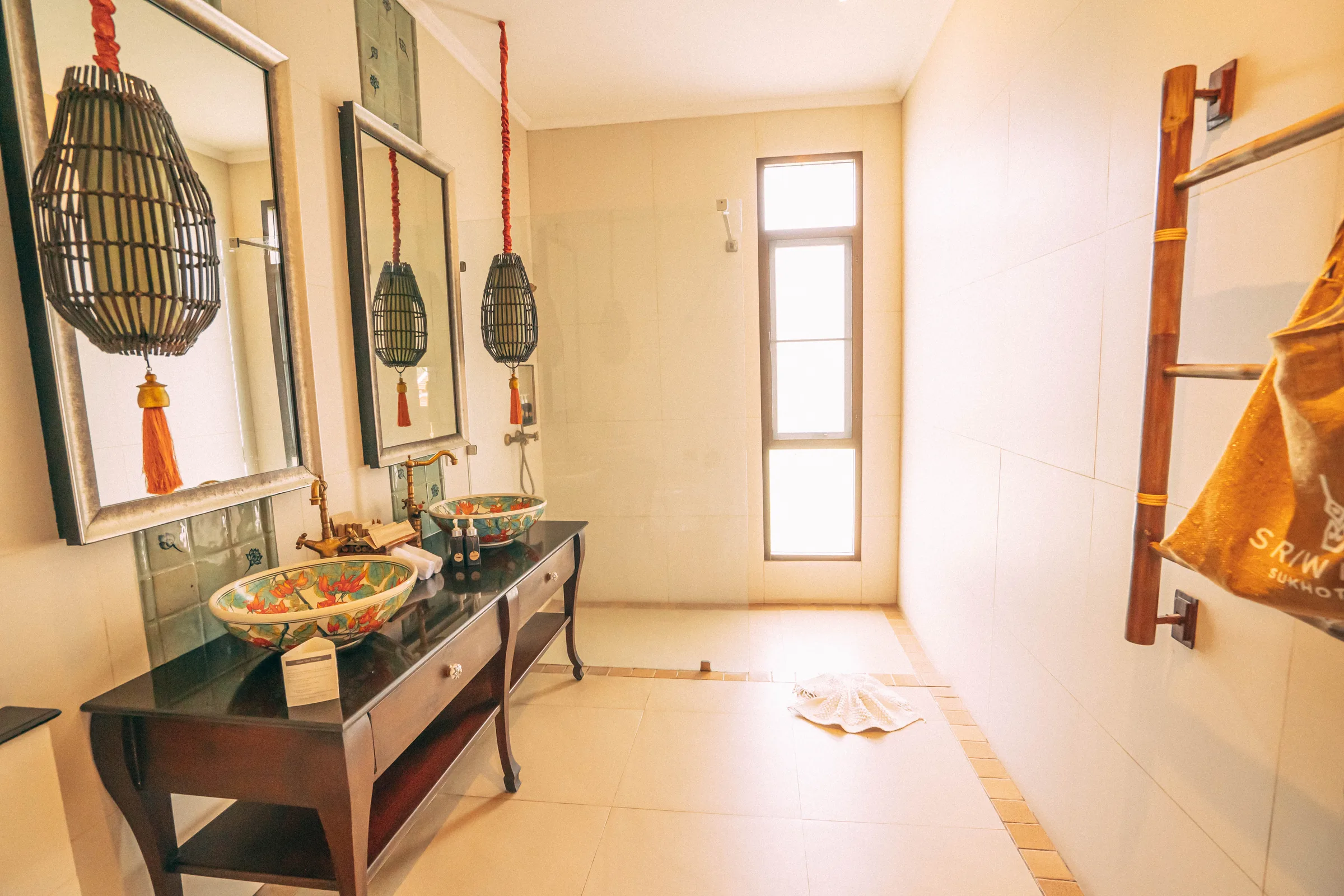 Deluxe Room sitting area